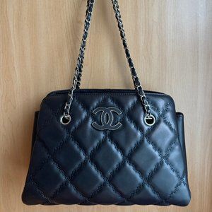 CHANEL Double Stitch Hamptons Shopping Black Lambskin Tote
